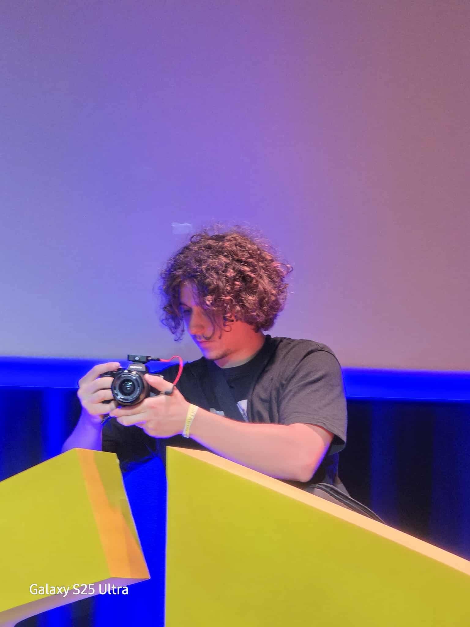 Axel Girard en train de filmer